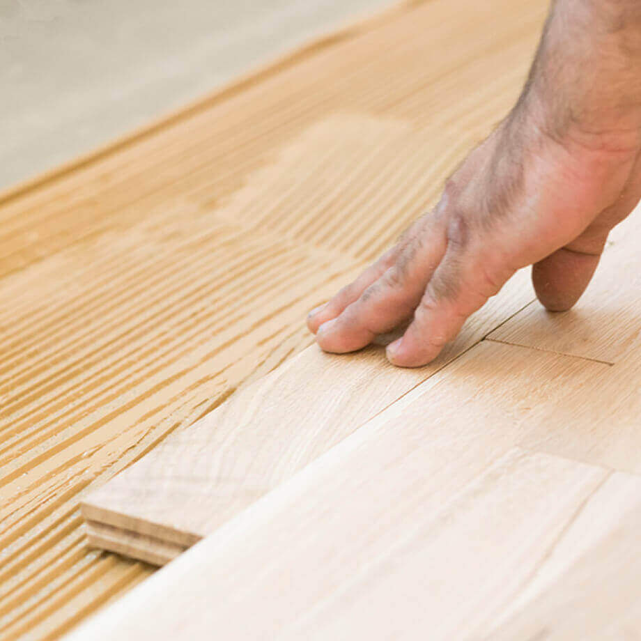 Parkettleger Frankfurt bei der präzisen Parkettverlegung von Fischgrät und Landhausdielen