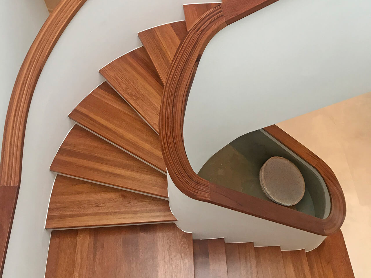 Neue Holztreppe aus Massiveiche aus der eigenen Schreinerei Wippler Parkett Bad Homburg