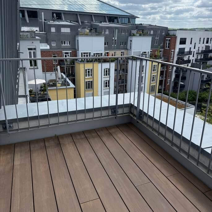 Neu gebaute Holzterrasse auf einem Balkon in Frankfurt