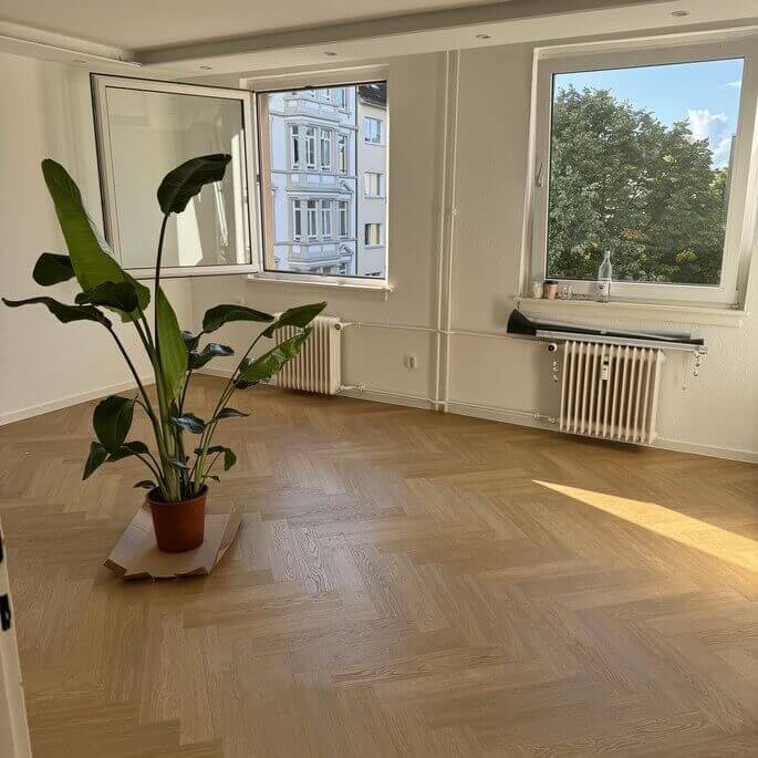 Neu verlegtes Fischgrätparkett in einer Wohnung in der Frankfurter Altstadt