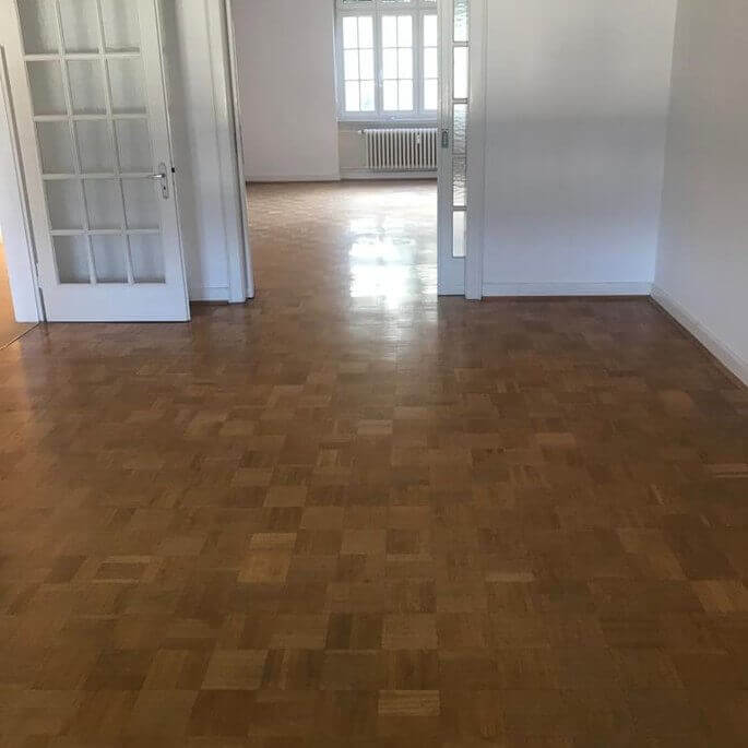 Geschliffenes und versiegeltes Würfelparkett in einer Wohnung in Frankfurt