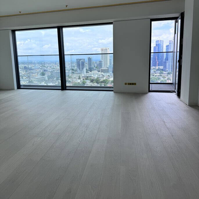 Fertig verlegte, weiß geölte Landhausdielen aus Eiche in einer Frankfurter Wohnung
