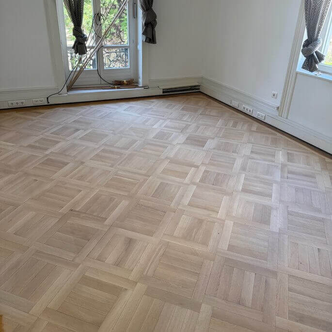 Frisch geschliffenes Tafelparkett in einer Altbauwohnung in Frankfurt