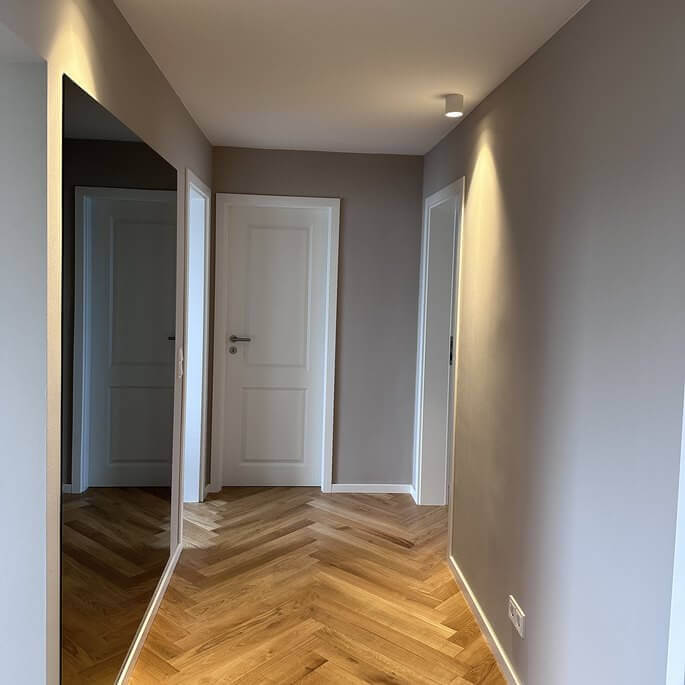 Flur mit neu verlegtem Fischgrätparkett aus Eiche in einer Frankfurter Wohnung