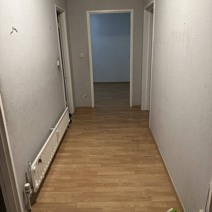 Flur mit altem Laminat in einer Frankfurter Wohnung vor der Parkettverlegung