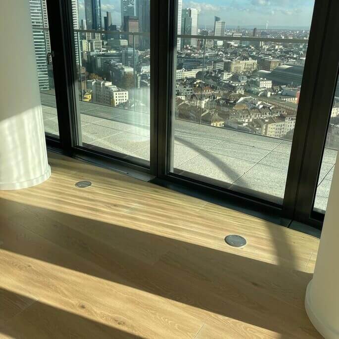 Geölte Landhausdielen aus Eiche vor bodentiefen Fenstern mit Blick über Frankfurt