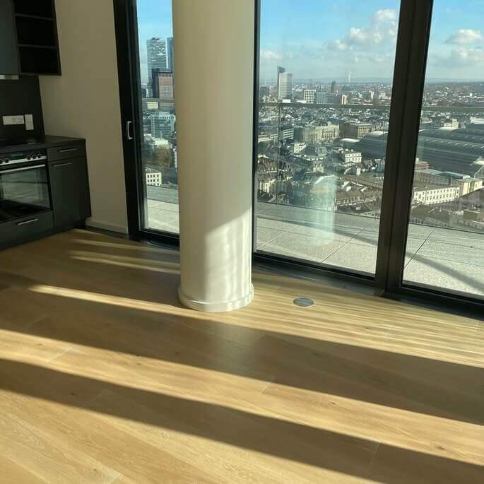 Landhausdielen aus Eiche in einer Frankfurter Hochhauswohnung mit Panoramafenster