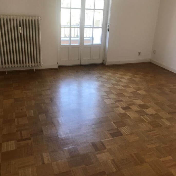 Geschliffenes und versiegeltes Tafelparkett in einer Wohnung in Frankfurt