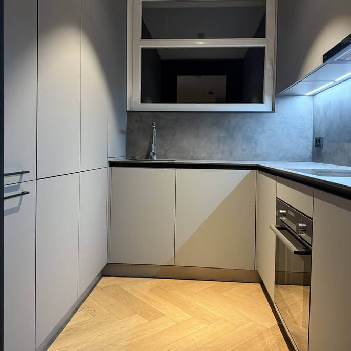 Neue Küche mit Fischgrätparkett aus Eiche in einer Frankfurter Wohnung