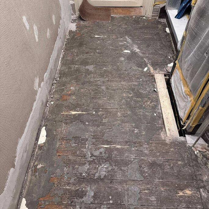 Treppenhaus mit altem Dielenboden im Frankfurter Holzhausenviertel vor dem Umbau