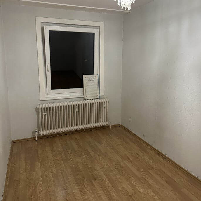 Zimmer mit altem Laminat in einer Frankfurter Wohnung vor der Parkettverlegung
