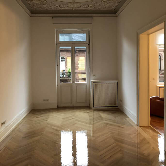 Geschliffenes und neu versiegeltes Fischgrätparkett in einer Altbauwohnung in Frankfurt