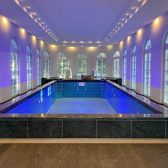 Schwimmhalle mit neu verlegten Holzdielen von Schotten & Hansen in Frankfurt