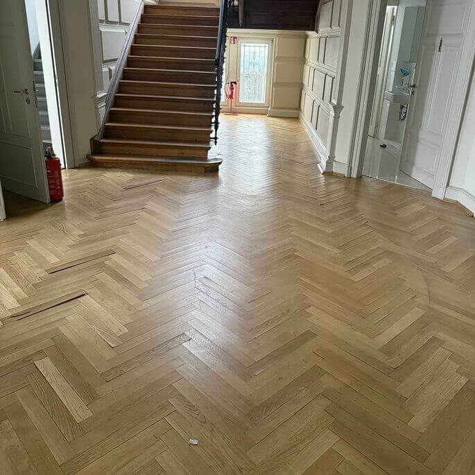 Neu verlegtes Fischgrätparkett in der Diele einer Altbauwohnung im Frankfurter Westend