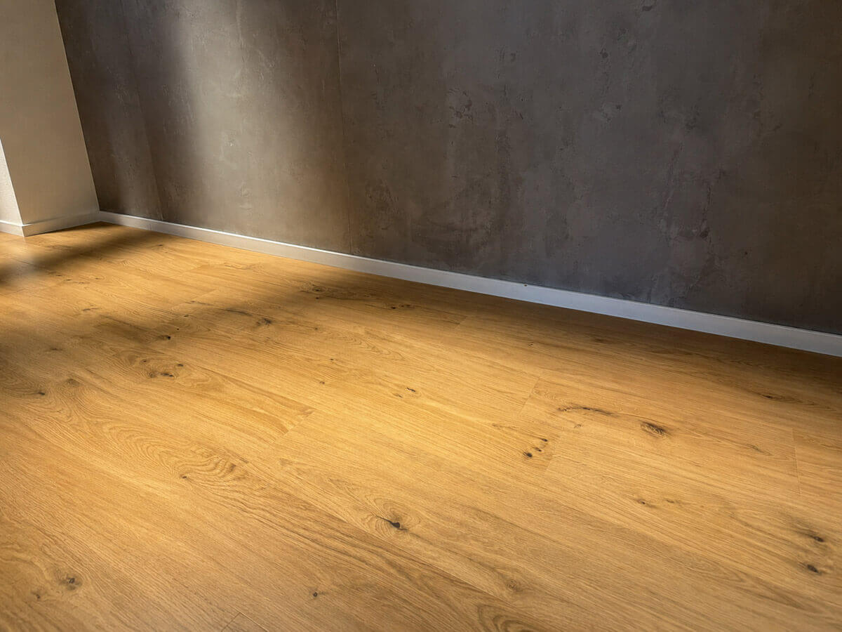 Neu verlegtes Klick-Vinyl in Eichenoptik in einer Wohnung in Bad Homburg