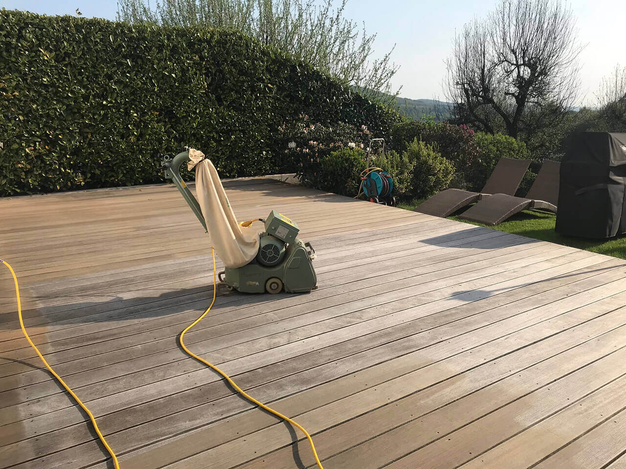 Terrassen aufbereiten, reinigen, schleifen und ölen, vergrautes Holz auffrischen, neue Optik ohne Holzwechsel.