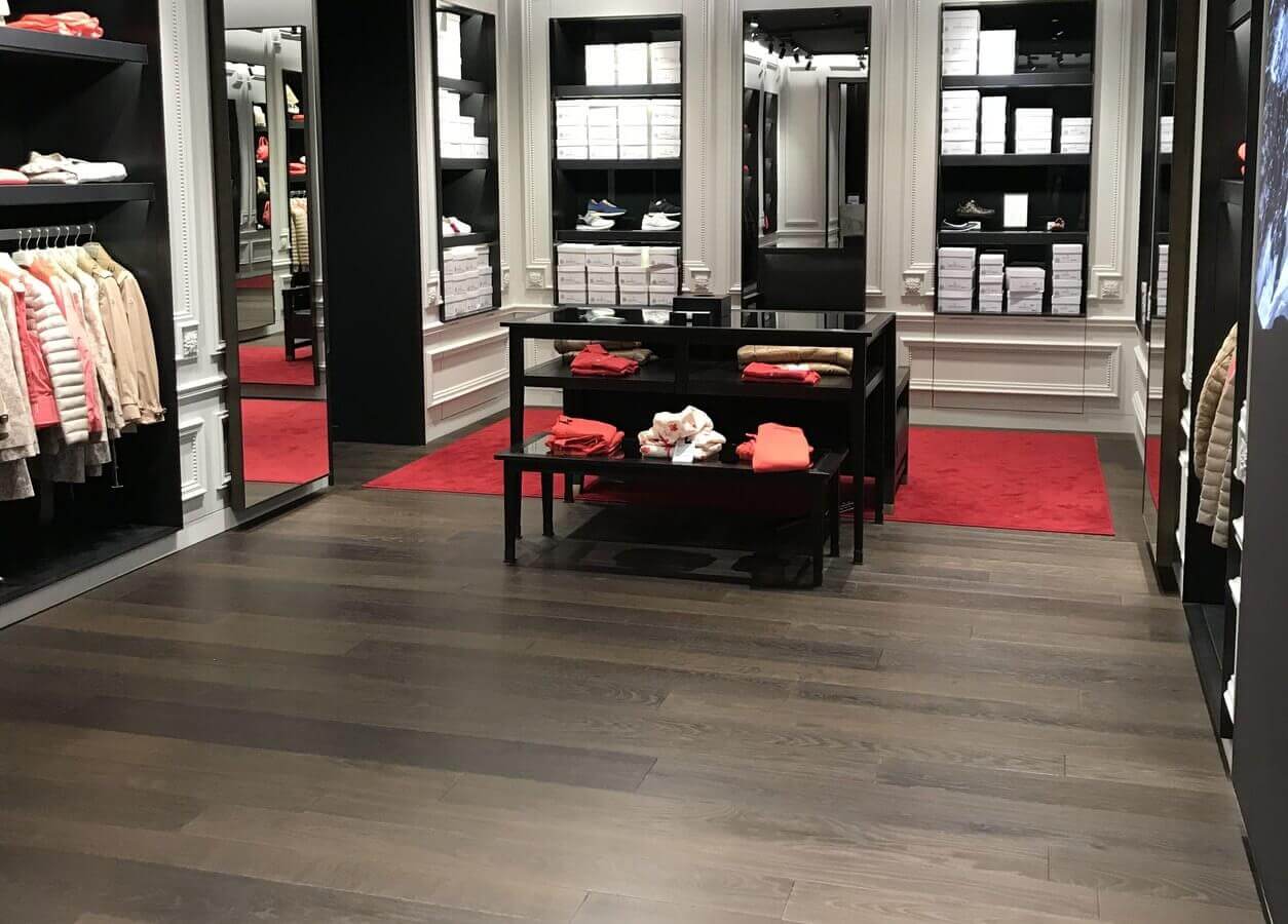 Vinylboden in Holzoptik in einer Modeboutique